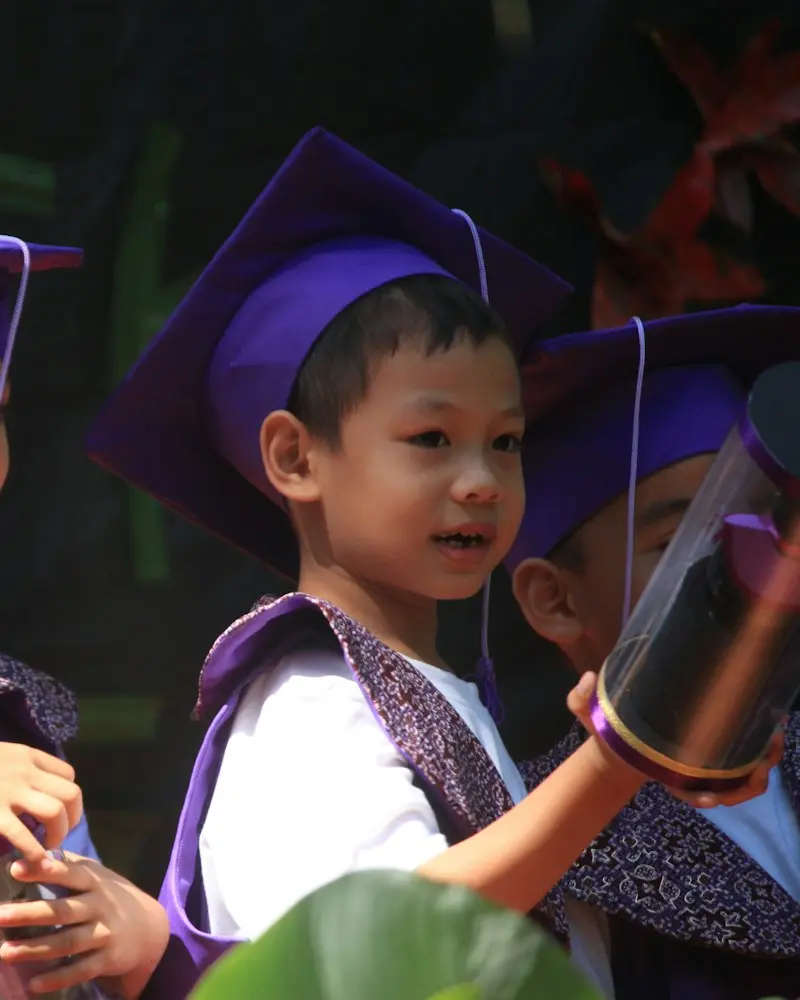 Chọn áo tốt nghiệp cho cả lớp: 7 việc cần chốt trước khi đặt may